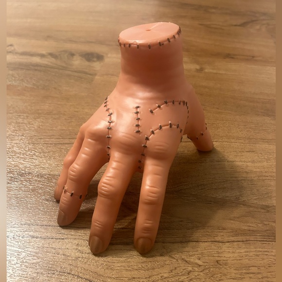 MORTICIA ADDAMS HALLOWEEN COSTUME, WIG, AND ACCESSORIES - Picture 4 of 5